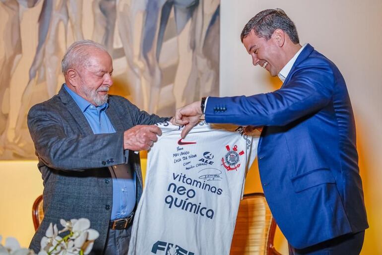 El presidente de Brasil, Luiz Inácio Lula da Silva, obsequia una remera deportiva al presidente electo paraguayo, Santiago Peña.