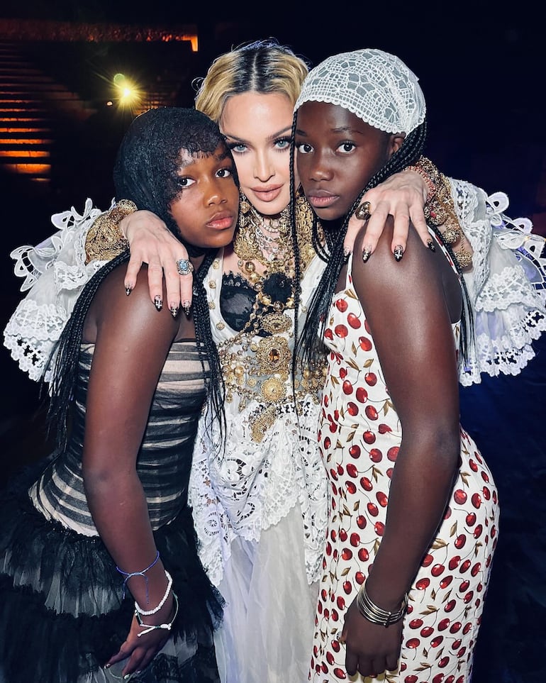 Madonna con sus mellizas Stella y Estere.
(Instagram/Madonna)