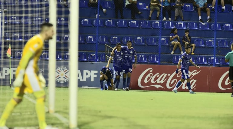 Festejo de los jugadores de Sol tras el gol de Ronald Roa