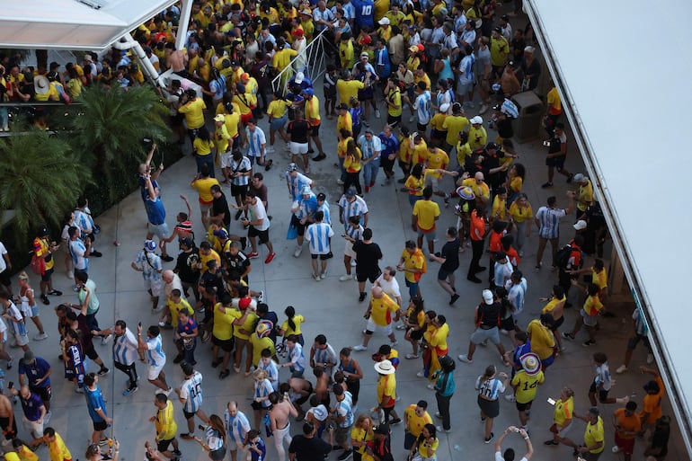 El ingreso al Hard Rock Stadium para la final de la Copa América 2024 fue desbordado por hinchas colombianos y argentinos, obligando al retraso del inicio del partido entre Argentina y Colombia. 