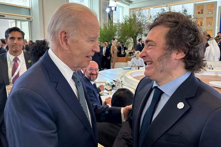 El presidente de Argentina, Javier Milei, y el presidente de Estados Unidos, Joe Biden, se saludaron