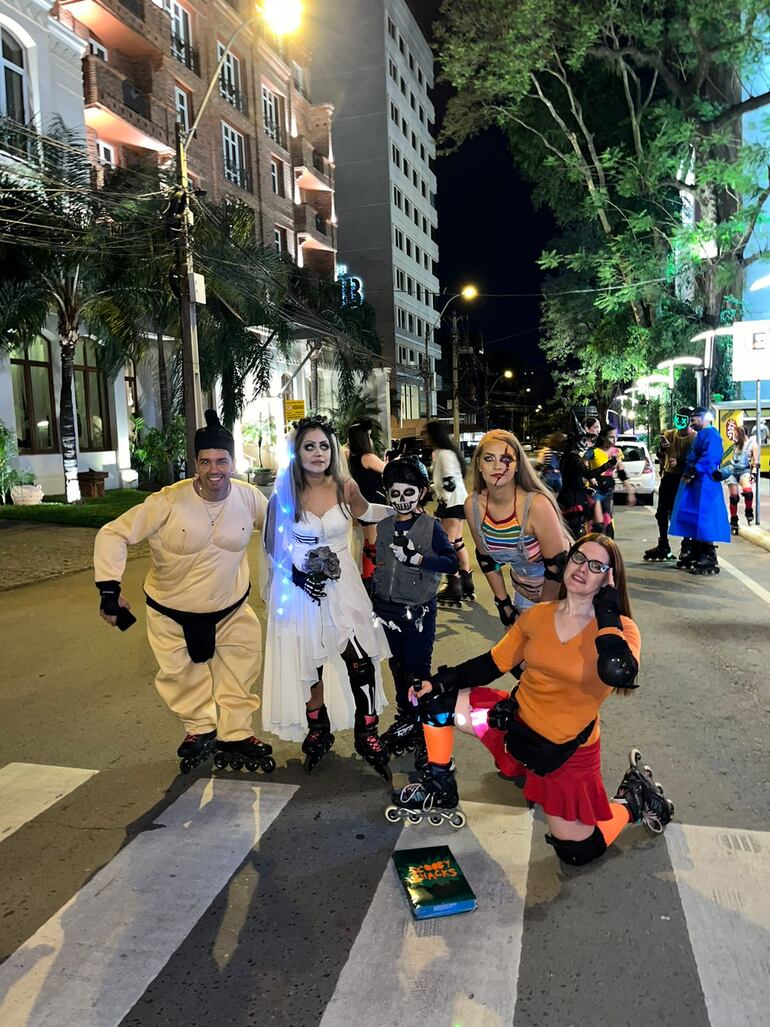 Un grupo de "rolleros" patinaron por las calles de Asunción disfrazados por Halloween.