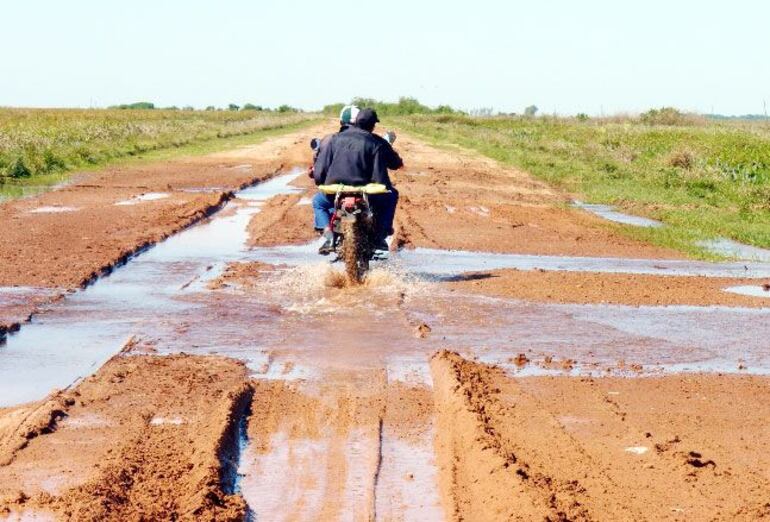 La pésima situación de los caminos viales afecta a la población. 