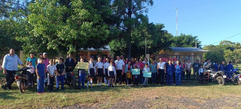 Los padres de familia y alumnos de la escuela Panchito López, de Santaní, realizaron en la mañana de este lunes una manifestación frente a la sede educativa en reclamo de un  rubro para una docente del preescolar