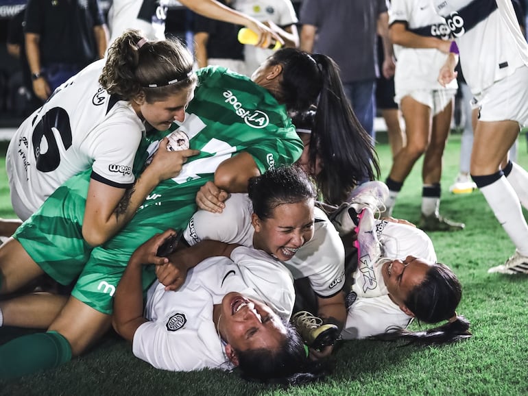 Las jugadoras de Olimpia celebran la conquista de la primera edición de la Copa Efe del Fútbol Femenino paraguayo.