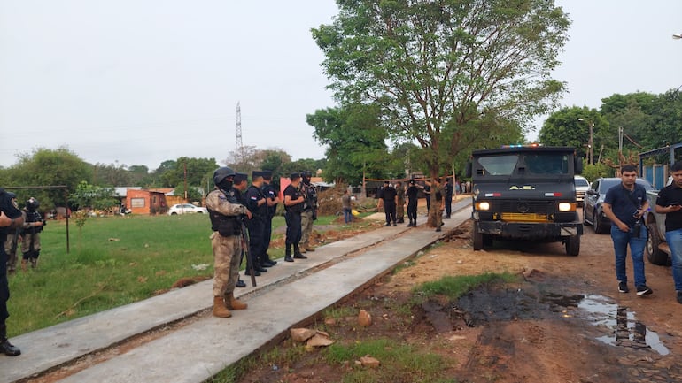 allanamientos simultáneos en Lambaré