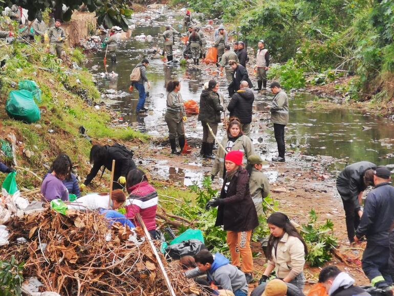 Elias Portillo junto a influencers creadores de contenido y vecinos del Bañado Sur limpiaron el arroyo Mburiká de Asunción ante notificación del MADES.