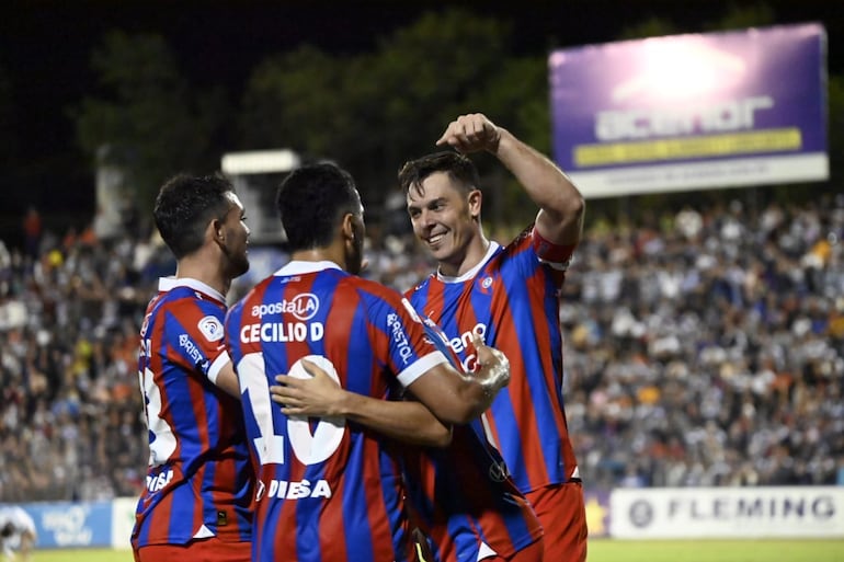 Los jugadores de Cerro Porteño festejan un gol en el partido contra 2 de Mayo por el torneo Apertura 2024 del fútbol paraguayo en el estadio Río Parapití, en Pedro Juan Caballero, Paraguay.