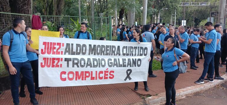 Los manifestantes van llegando frente a la Municipalidad para participar de la marcha.