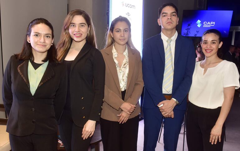 Nicole Cáceres, Valeria García, Bianca Prieto, Max Villasanti y Bianca Giménez.