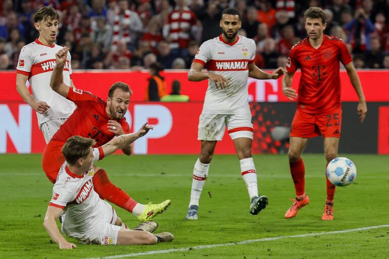 Munich (Germany), 19/10/2024.- Munich's players around Harry Kane (2-L) scores the 2-0 lead during the German Bundesliga soccer match between FC Bayern Munich and VfB Stuttgart in Munich, Germany, 19 October 2024. (Alemania) EFE/EPA/RONALD WITTEK CONDITIONS - ATTENTION: The DFL regulations prohibit any use of photographs as image sequences and/or quasi-video.
