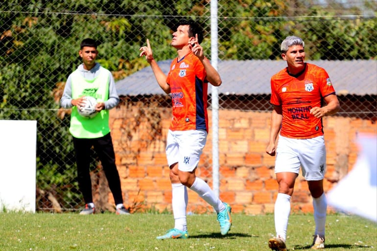 Manos apuntando al cielo de Arnaldo Zárate celebrando el gol del triunfo junto a Pablo Candia. (Foto: APF)