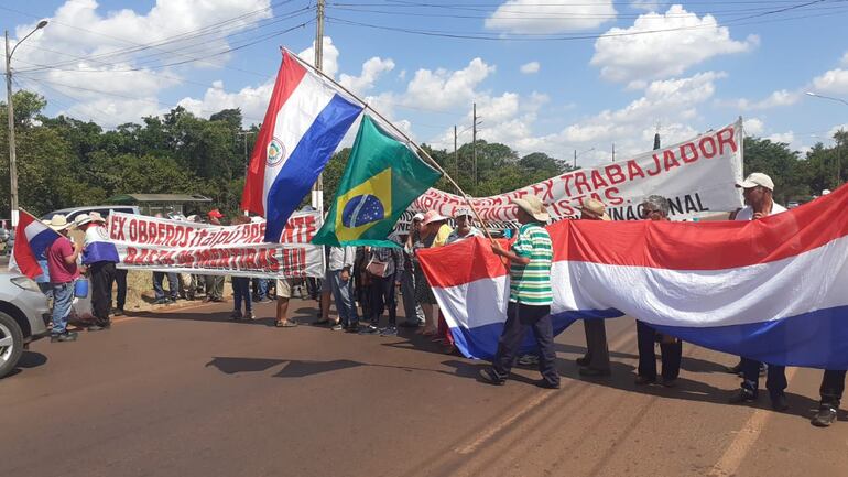 Una de las manifestaciones de los ex obreros de Itaipú en Hernandarias.