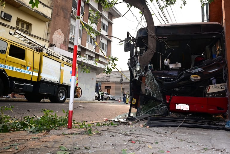 Un colectivo de la línea 27 San Lorenzo se desvió hacia la vereda y chocó de manera frontal contra un árbol.