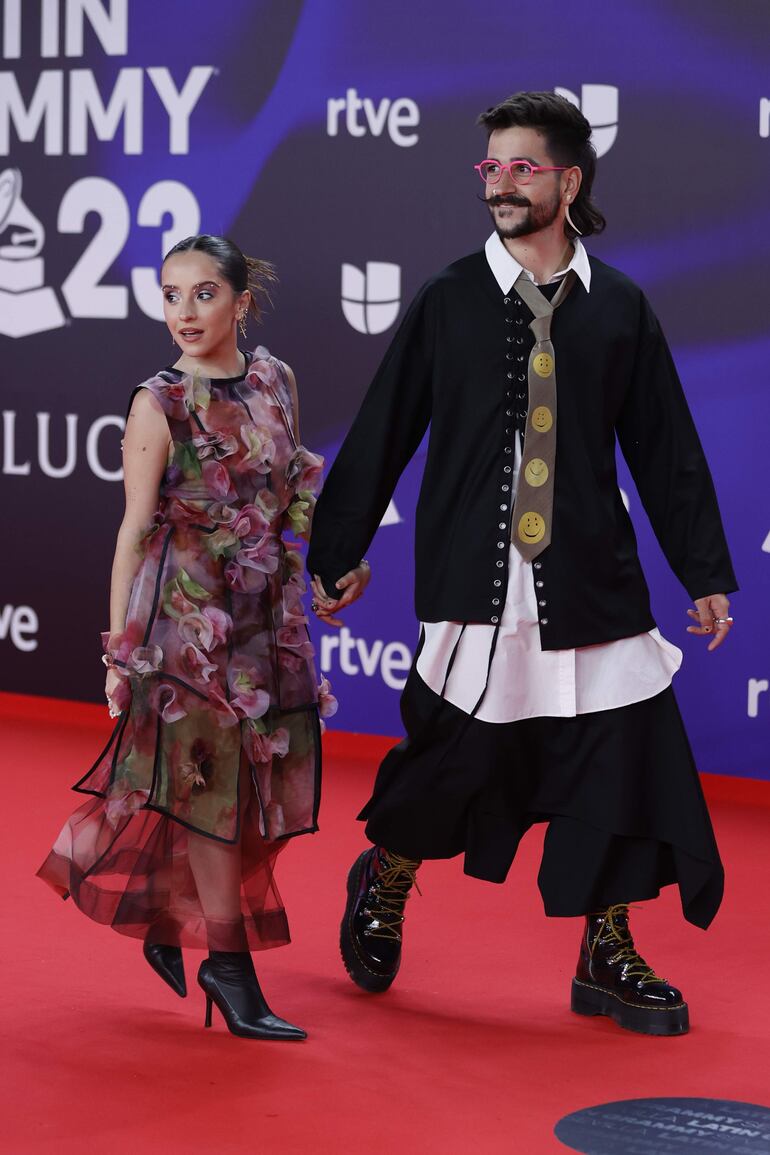 El músico y cantautor colombiano Camilo y su esposa Evaluna Montaner pasaron de la manito por la alfombra roja de la gala anual de los Latin Grammy. (EFE/Jorge Zapata)
