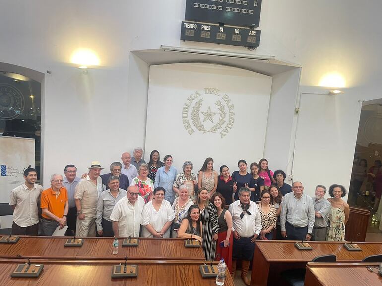 Escritores y artistas fueron parte de la primera noche de la Gala de la Literatura Paraguaya, que concluirá hoy en el Cabildo.