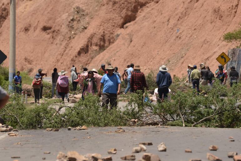 ACTUALIZA INFORMACIÓN***AME1956. COCHABAMBA (BOLIVIA), 24/01/2024.- Campesinos bloquean una carretera para pedir la renuncia de los altos magistrados del país que inhabilitaron a Evo Morales, en Cochabamba (Bolivia). El bloqueo de caminos que hace una semana sostienen los afines al expresidente de Bolivia Evo Morales (2006-2019), que exigen la renuncia de los magistrados que prorrogaron su mandato, se convirtió en la lucha "al todo o nada" para habilitar la candidatura del jefe oficialista en las presidenciales de 2025. EFE/ Jorge Abrego
