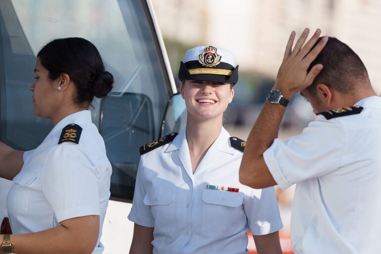 ¡Feliz! La princesa Leonor, a bordo del buque Juan Sebastián de Elcano, a su arribo al puerto de Santa Cruz de Tenerife como parte de su formación militar. (EFE/Ramón de la Rocha)
