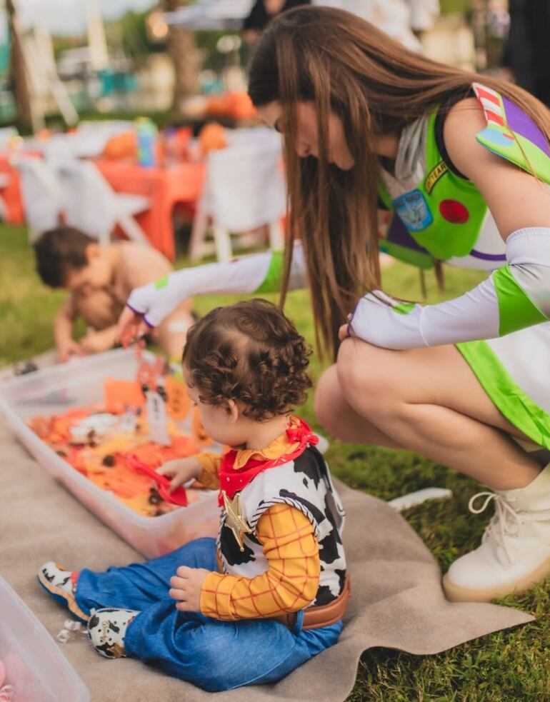 Nadia Ferreira jugando con su hijo Marquito. (Captura de la historia de Instagram de Nadia Ferreira)