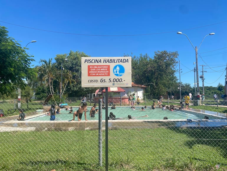 Nueva piscina se habilitó en la playa de Areguá para los más chicos con un costo de G 5.000.