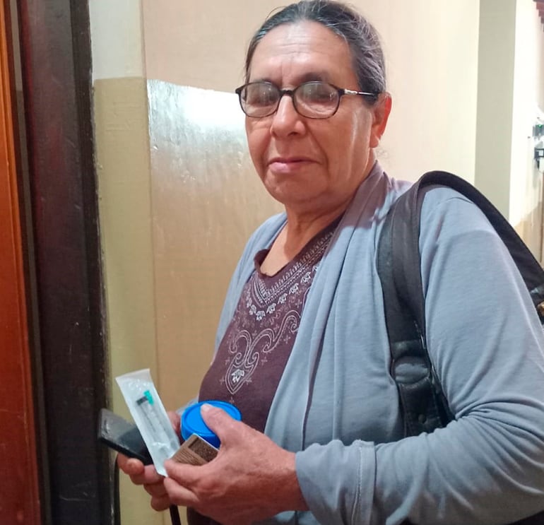 Leonarda Paredes compró jeringa y frasco para estudios de laboratorio. El hospital “hace tiempo” está sin stock.