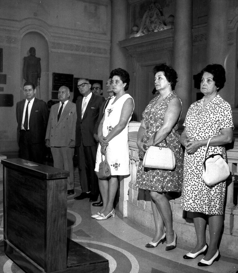 Asistentes al acto de aniversario de la Batalla de Nanawa, en el Panteón de los Héroes en 1970.