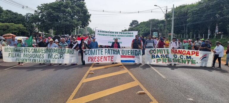 Con cierres de ruta campesinos de Misiones,piden al Gobierno Nacional que cumpla con la entrega de kits de víveres.