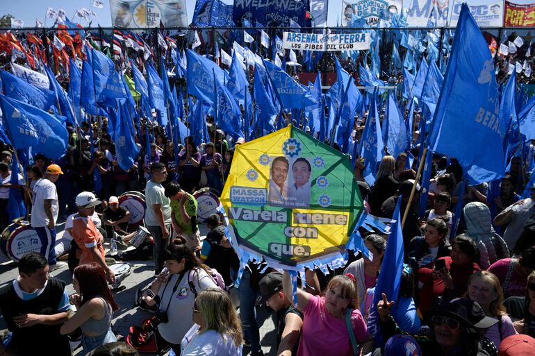 Cierre de campaña del presidenciable argentino Sergio Massa. (AFP)