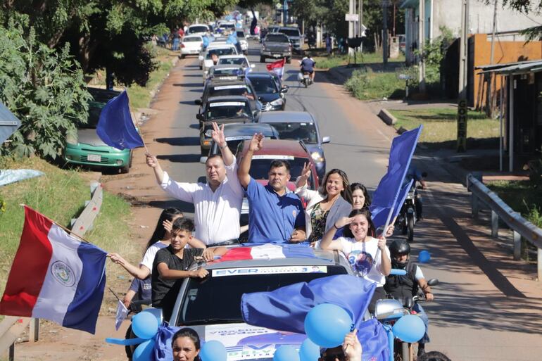 El precandidato liberal, Ever Delvalle, durante su cierre de campaña, en compañía del senador Líder Amarilla.