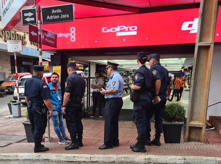 La Policía Nacional reforzó los controles antipirañas en Ciudad del Este. 