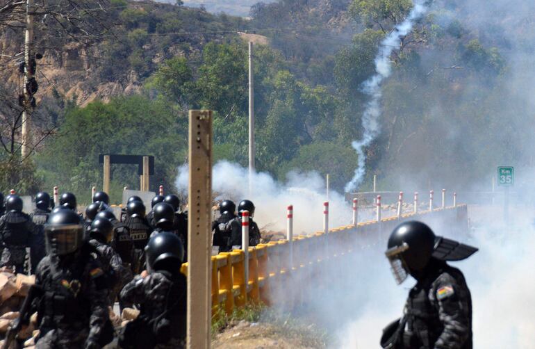 La policía antidisturbios dispara gases lacrimógenos durante enfrentamientos con partidarios del ex presidente boliviano Evo Morales en Parotani, departamento de Cochabamba, Bolivia, el 1 de noviembre de 2024. 