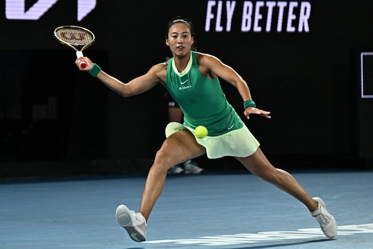 La china Qinwen Zheng en un partido de las semifinales del Abierto de Australia 2024.