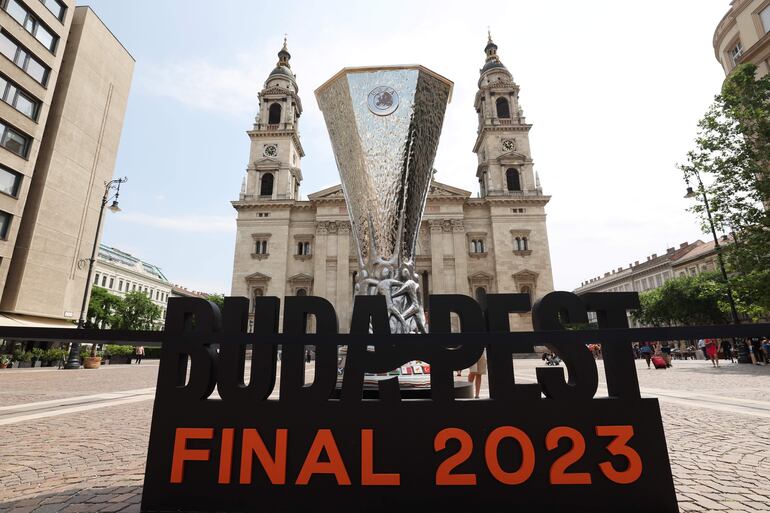 La replica del trofeo de campeón de la Europa League frente a la Basílica St. Stephen's en Budapest, Hungría.