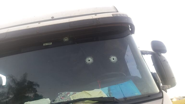 Los rastros de bala en el camión en que se desplazaba la víctima, tras el asalto.