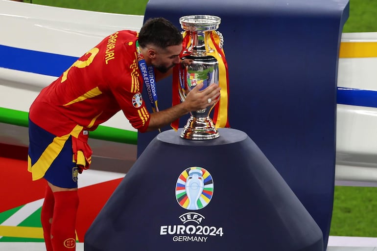 Dani Carvajal, jugador de la selección de España, besa el trofeo de campeón de la Eurocopa después de superar en la final a Inglaterra en el Olímpico, en Berlín, Alemania.