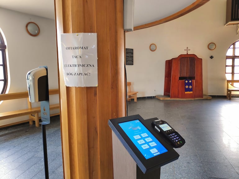 Terminal de pago electrónico con tarjeta Ofiaromat para donaciones a la iglesia en Wroclaw, Polonia.