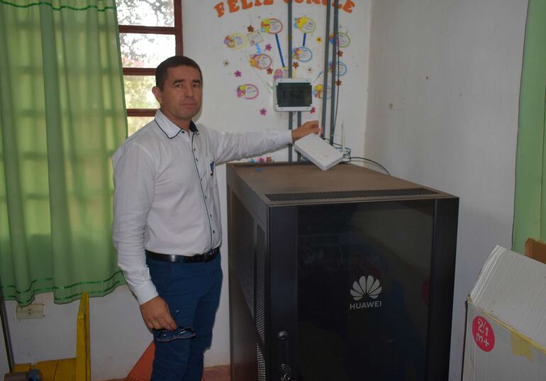 Director de la Escuela Pabla G. de Vega de Villarrica, Lic. Hugo Ramón Fernández, exhibiendo el servidor y el router que no funcionan.