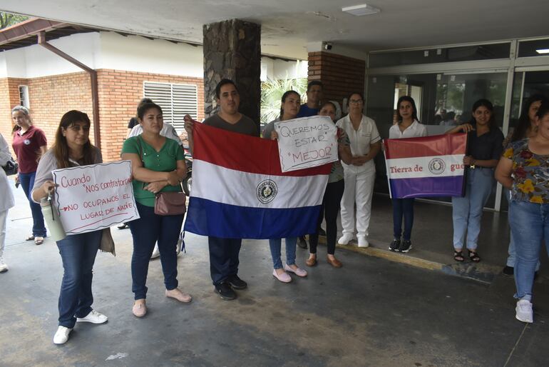 Por notificaciones de despidos, enfermeras del IPS se manifestaron el viernes en Ayolas.