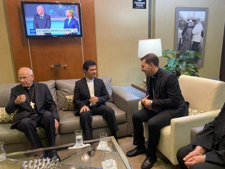 Monseñor Joaquín Robledo, obispo de San Lorenzo y monseñor Amancio Benítez conversan con el nuevo nuncio de su santidad  Vincenzo Turturro tras su arribo a nuestro país por el aeropuerto internacional Silvio Pettirossi.