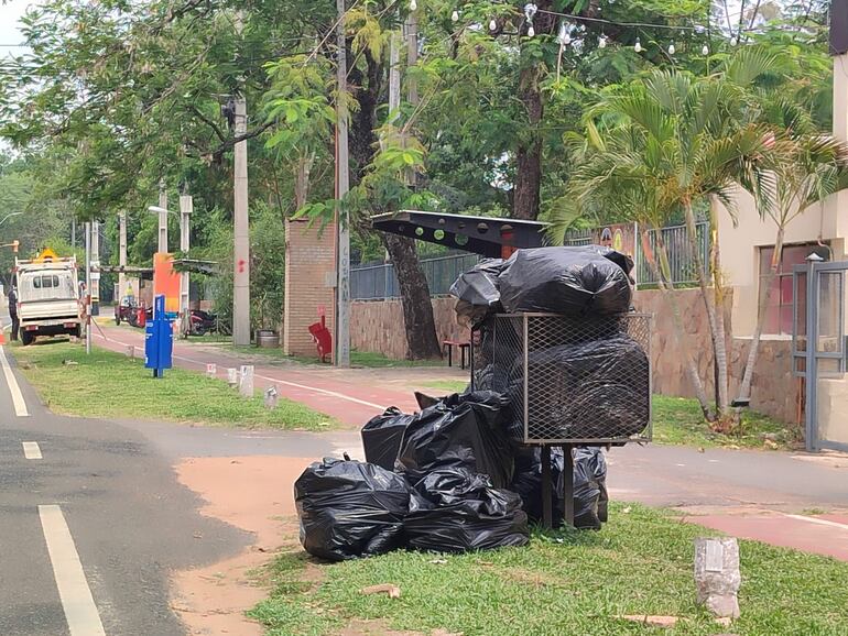 San Bernardino: atestada de basura y sin agua.