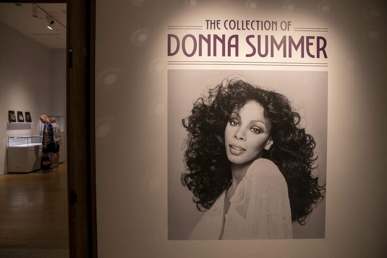 Un retrato de la artista Donna Summer forma parte de la  Christie's auction house in New York, New York, USA, 23 June 2023. The over one hundred items will be open for bidding 15 June through 29 June 2023. (Abierto, Estados Unidos, Nueva York) EFE/EPA/SARAH YENESEL