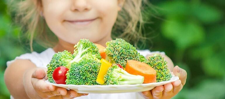 Hay que tratar de no dejar que los elogios se conviertan en el centro de la comida. El objetivo es animar a los niños a comer verduras porque le gustan, no porque quiera elogios y recompensas de parte de los padres.