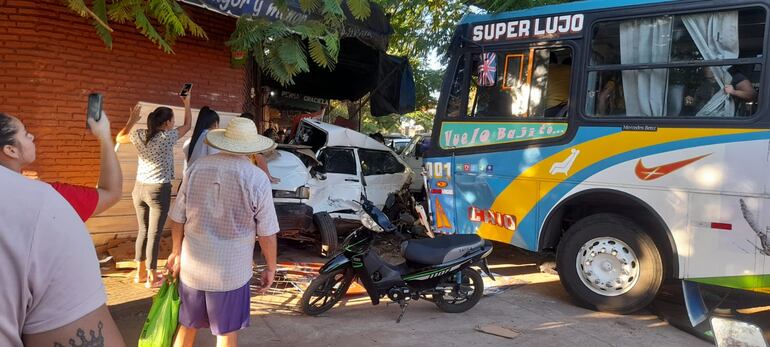 Así quedo uno de los buses involucrado en violento accidente de tránsito ocurrido en la ciudad de Itá.