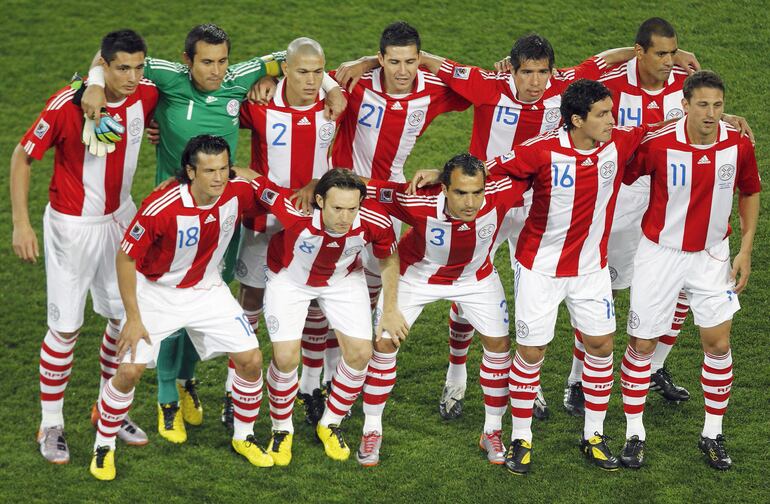 Cardozo, Villar, Verón, Alcaraz, Topo Cáceres, Da Silva (de pie), Haedo, Barreto, Morel Rodríguez, Riveros y Santana, el equipo base de Paraguay en Sudáfrica 2010.