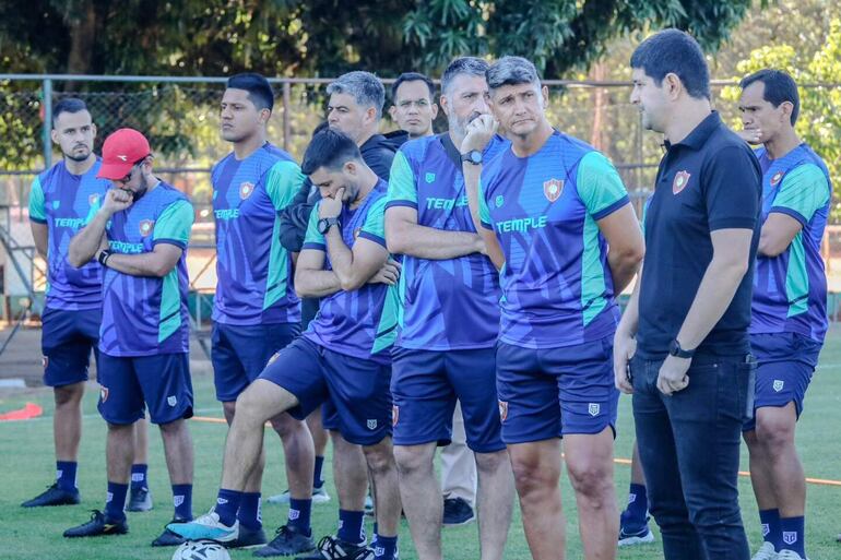 Arturo Villasantti (centro) escucha con detenimiento al presidente Carlos Augusto González, durante el inicio de las actividades del Atlético Tembetary.