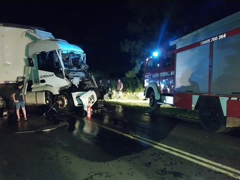 Aparatoso accidente involucra a camiones de gran porte en Fram.