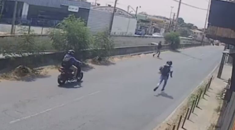 Mientras el joven circulaba en su motocicleta, uno de los asaltantes presuntamente lo dispara con las intenciones de apoderarse de su biciclo.