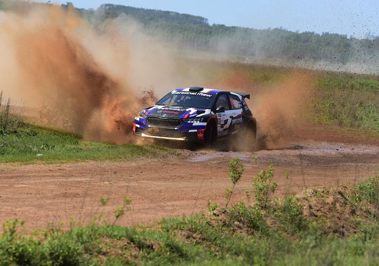 Migue Zaldívar y Diego Cagnotti (Škoda Fabia RS Rally2) estuvieron muy cerca de subir a lo más alto del podio ayer en la clasificación general, después de demostrar un gran nivel.