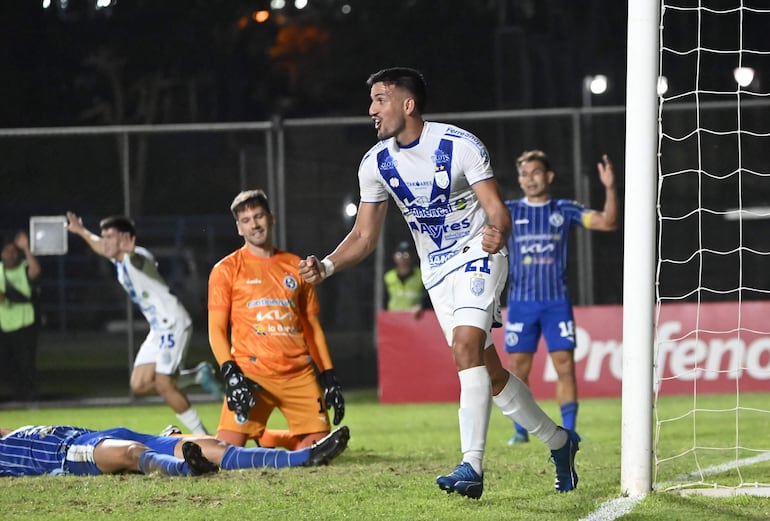 Mientras Elías Sarquis festeja el gol como si fuera suyo (lo hizo Rodrigo Delvalle, en contra), Gerardo Ortiz y Derlis Orué, sufren.