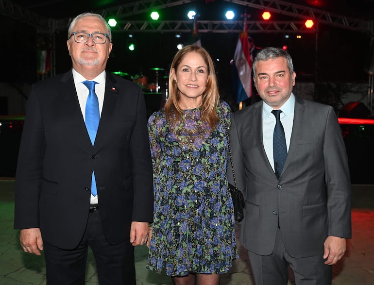 Guillermo Bittelman, embajador de Chile, Marisol Saldívar y Fernando Cervera.